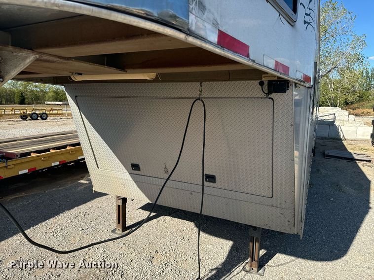 image for item DX1369 2006 Universal Trailers horse trailer