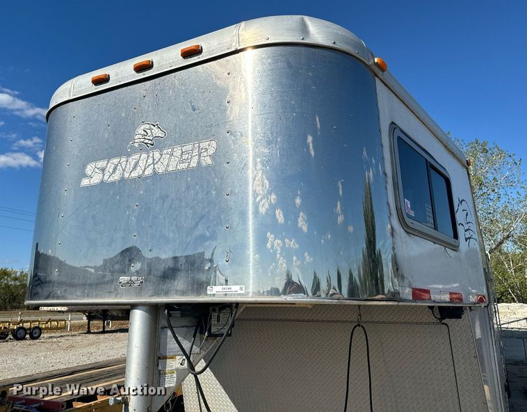 image for item DX1369 2006 Universal Trailers horse trailer