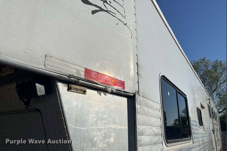 image for item DX1369 2006 Universal Trailers horse trailer