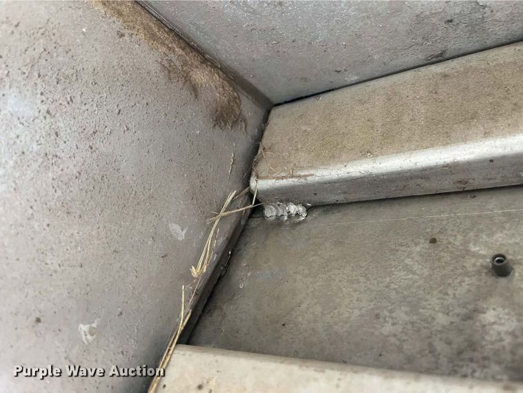 image for item DX1369 2006 Universal Trailers horse trailer