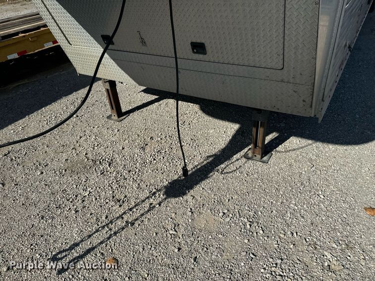 image for item DX1369 2006 Universal Trailers horse trailer