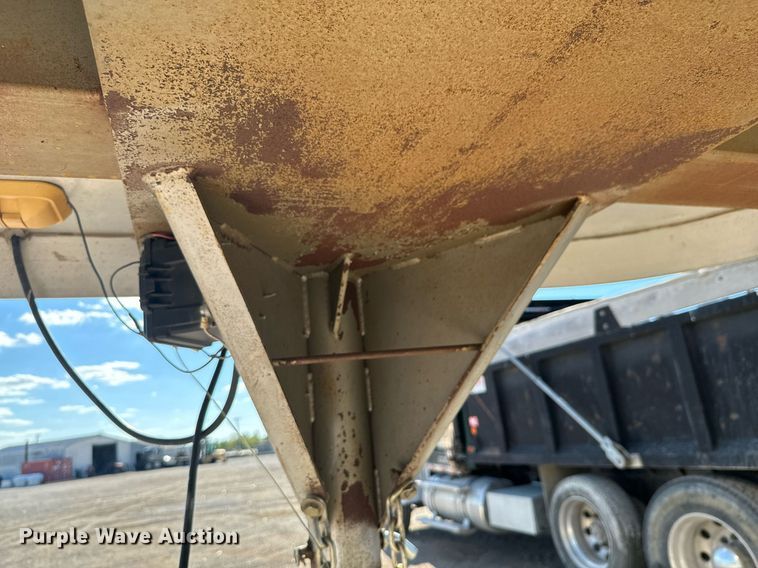 image for item DX1369 2006 Universal Trailers horse trailer