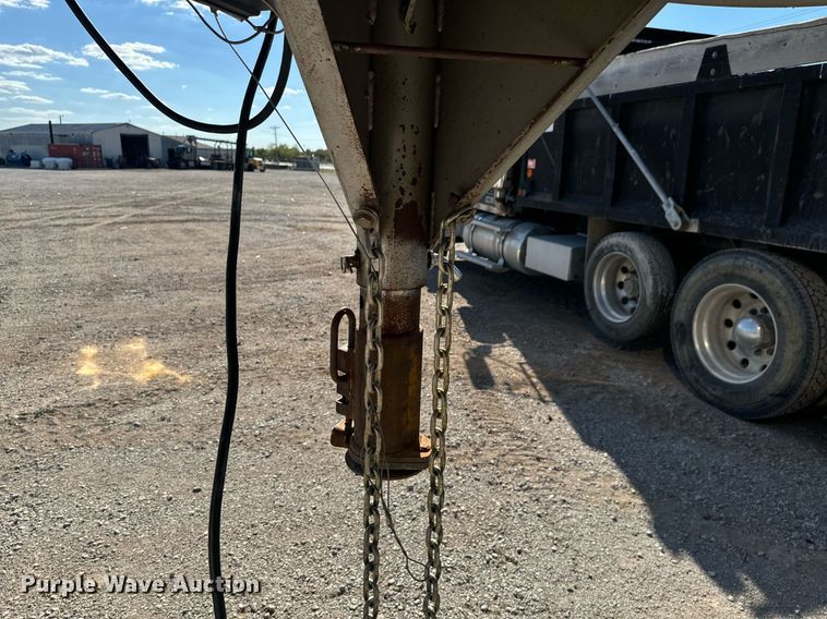 image for item DX1369 2006 Universal Trailers horse trailer