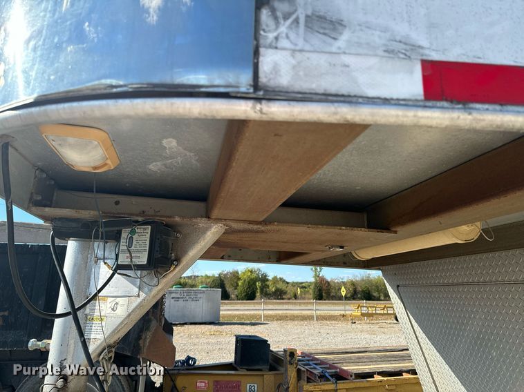 image for item DX1369 2006 Universal Trailers horse trailer