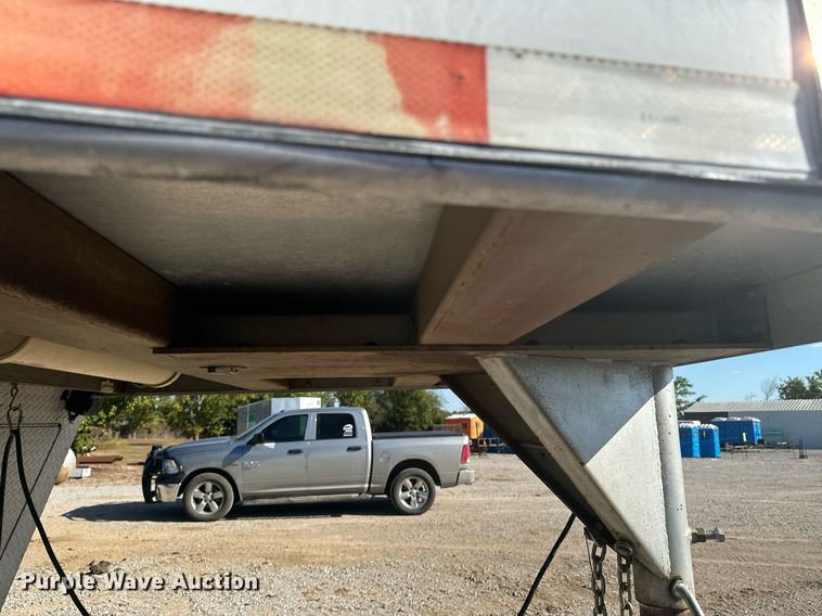 image for item DX1369 2006 Universal Trailers horse trailer