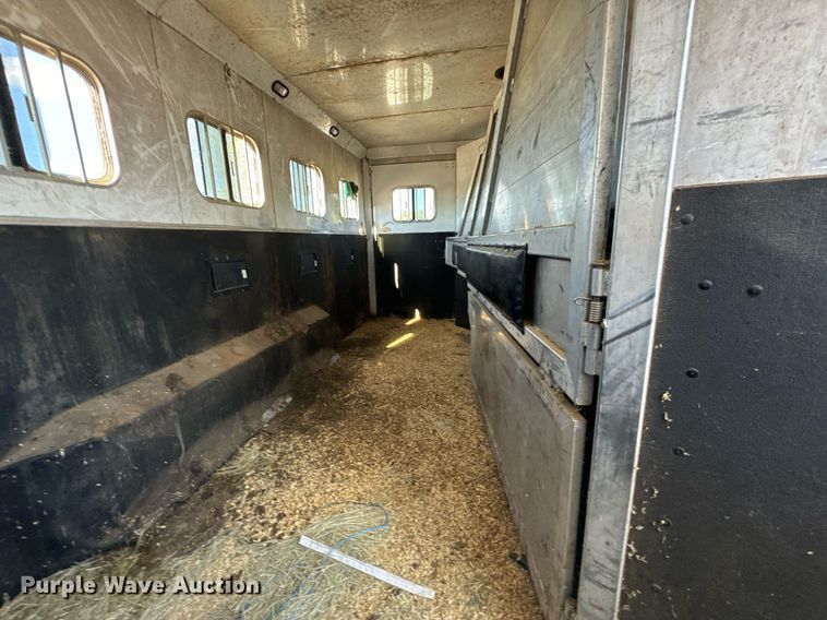 image for item DX1369 2006 Universal Trailers horse trailer