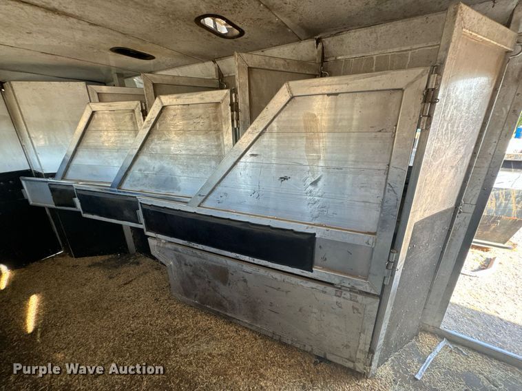 image for item DX1369 2006 Universal Trailers horse trailer