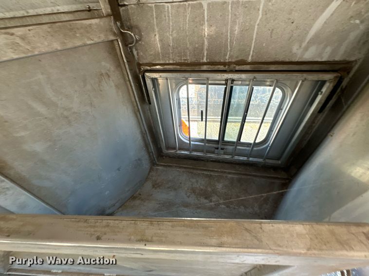 image for item DX1369 2006 Universal Trailers horse trailer