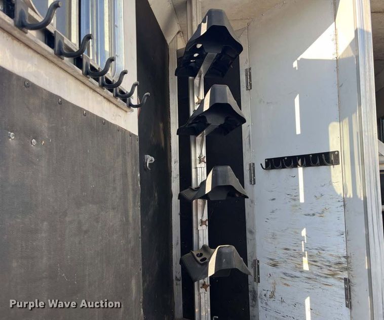 image for item DX1369 2006 Universal Trailers horse trailer