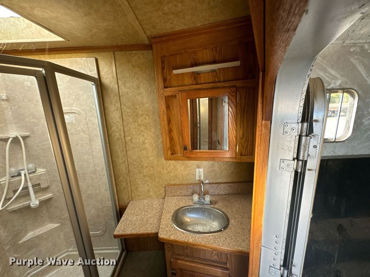 image for item DX1369 2006 Universal Trailers horse trailer