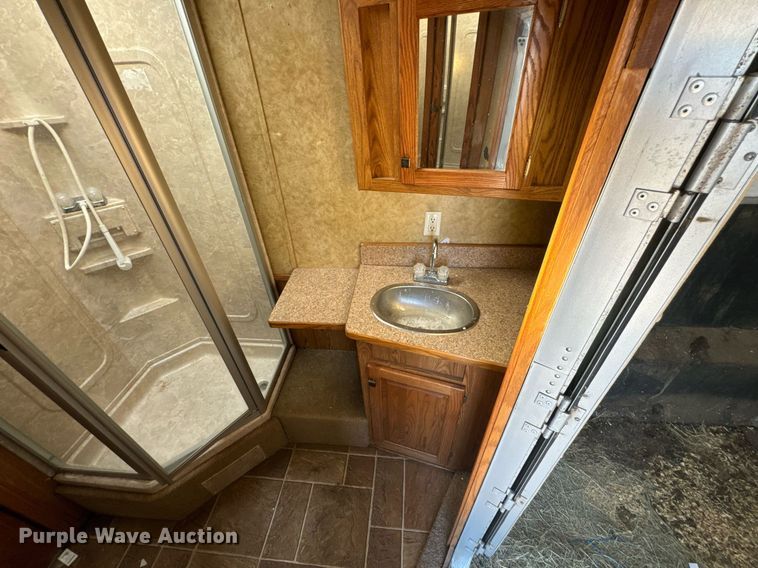 image for item DX1369 2006 Universal Trailers horse trailer