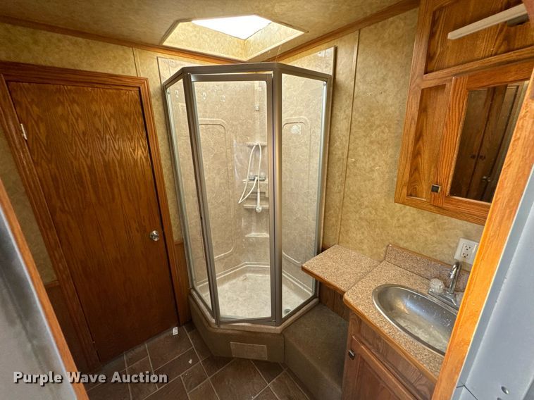 image for item DX1369 2006 Universal Trailers horse trailer