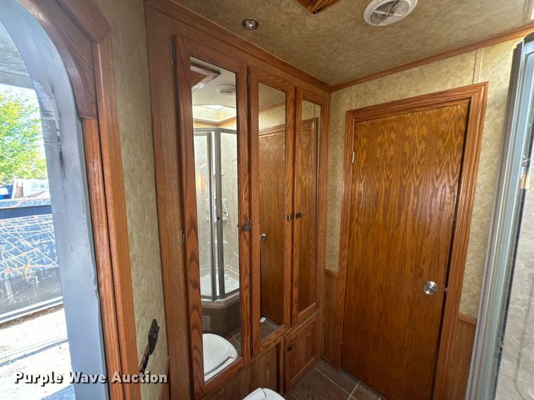 image for item DX1369 2006 Universal Trailers horse trailer