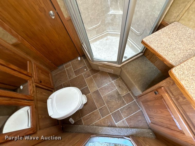 image for item DX1369 2006 Universal Trailers horse trailer