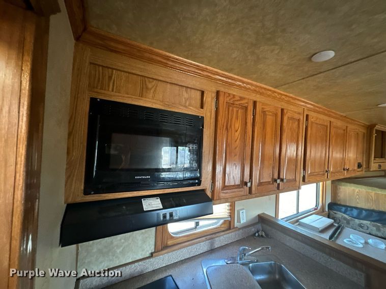 image for item DX1369 2006 Universal Trailers horse trailer