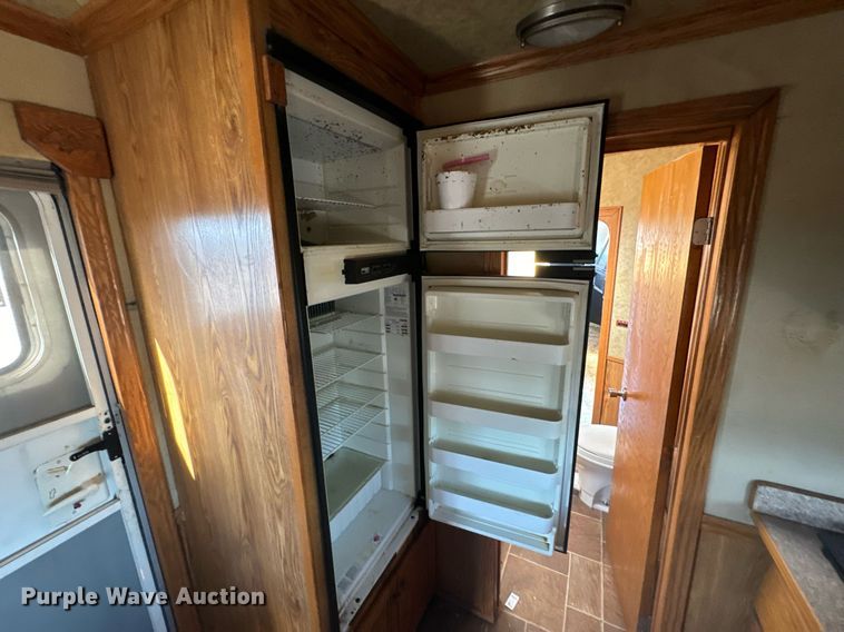 image for item DX1369 2006 Universal Trailers horse trailer