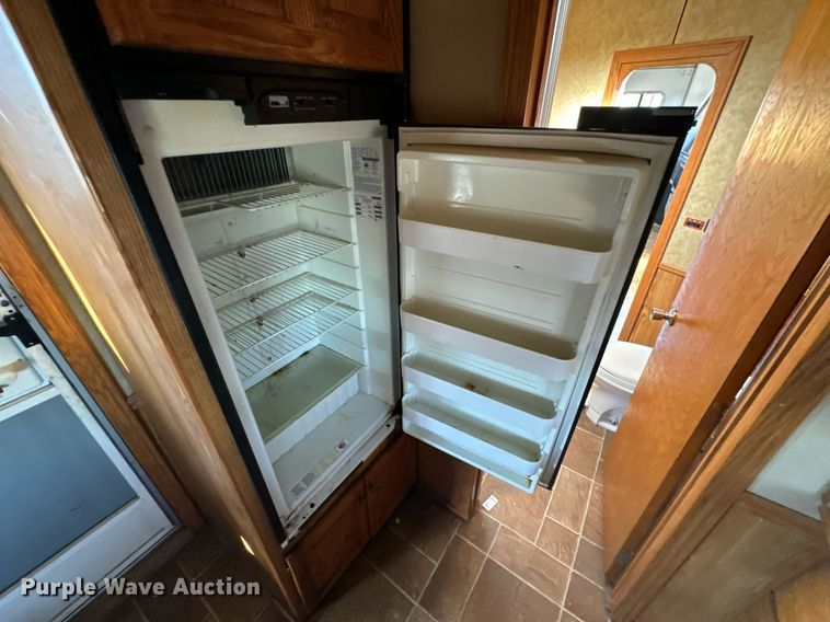 image for item DX1369 2006 Universal Trailers horse trailer