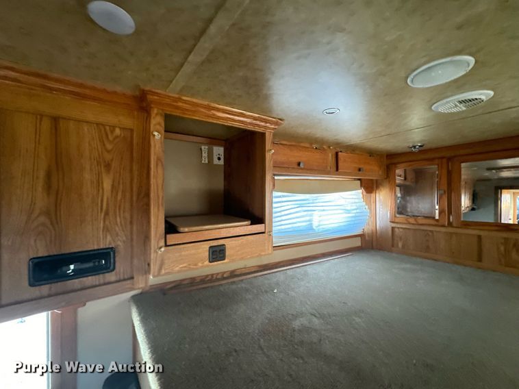 image for item DX1369 2006 Universal Trailers horse trailer