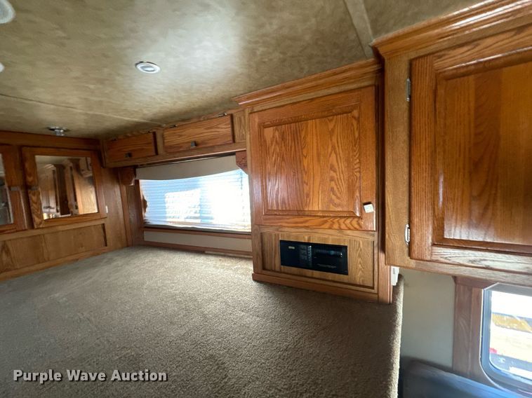 image for item DX1369 2006 Universal Trailers horse trailer