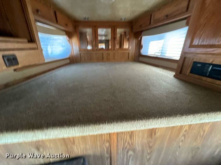 image for item DX1369 2006 Universal Trailers horse trailer