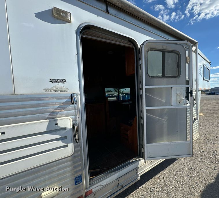 image for item DX1369 2006 Universal Trailers horse trailer