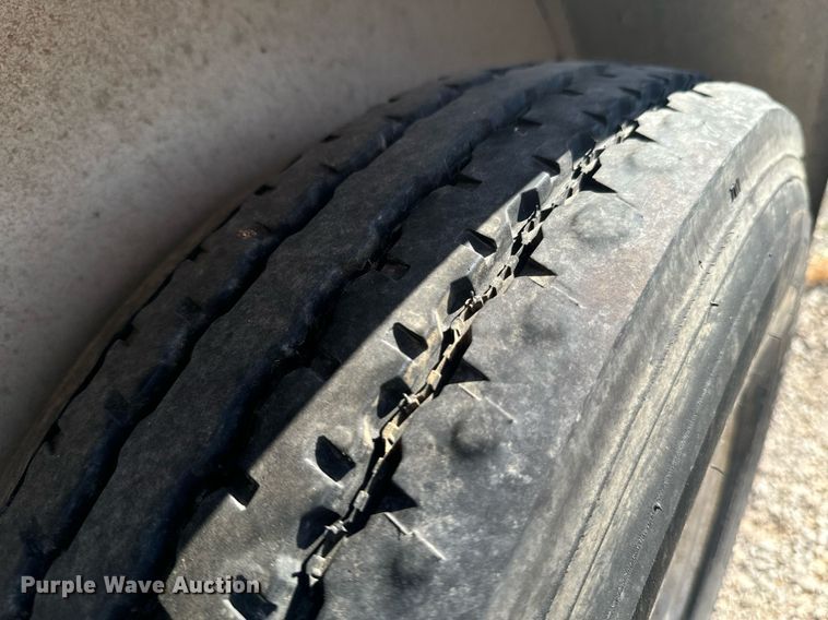 image for item DX1369 2006 Universal Trailers horse trailer