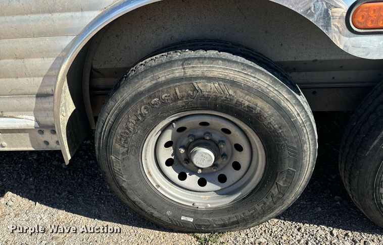 image for item DX1369 2006 Universal Trailers horse trailer