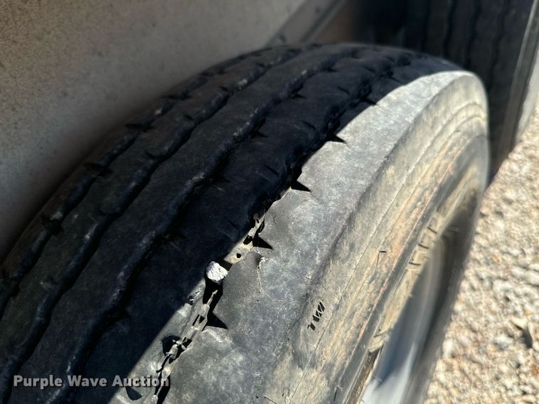 image for item DX1369 2006 Universal Trailers horse trailer