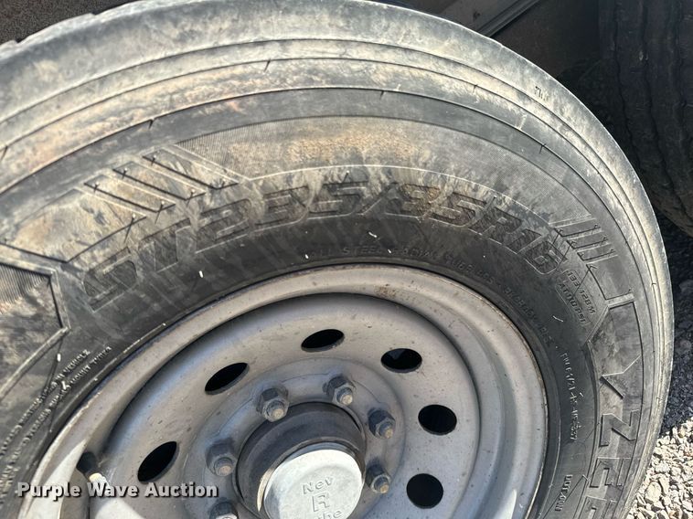 image for item DX1369 2006 Universal Trailers horse trailer