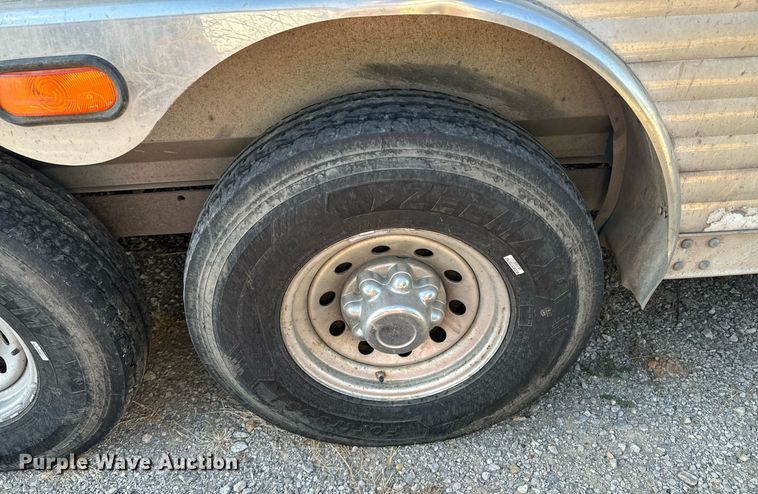 image for item DX1369 2006 Universal Trailers horse trailer