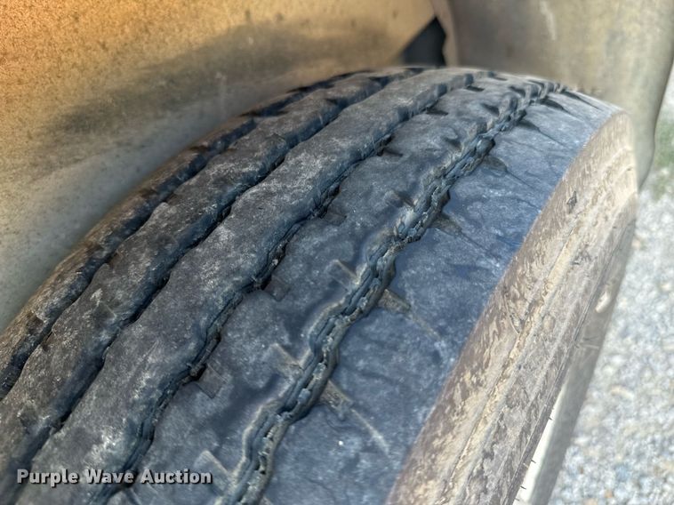 image for item DX1369 2006 Universal Trailers horse trailer