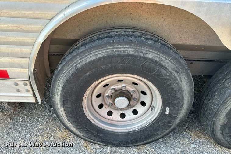 image for item DX1369 2006 Universal Trailers horse trailer