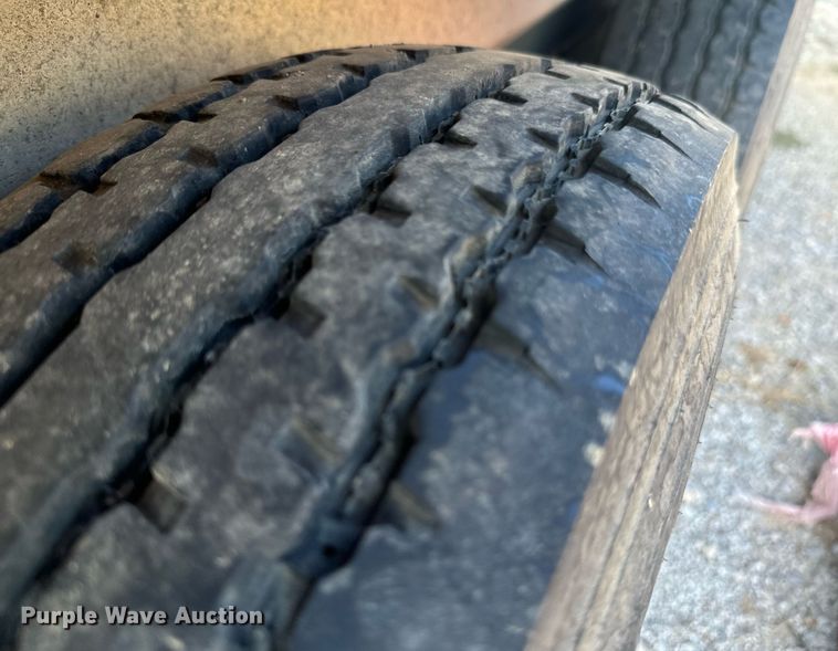 image for item DX1369 2006 Universal Trailers horse trailer