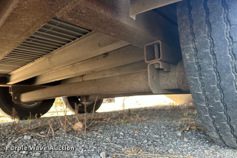 image for item DX1369 2006 Universal Trailers horse trailer