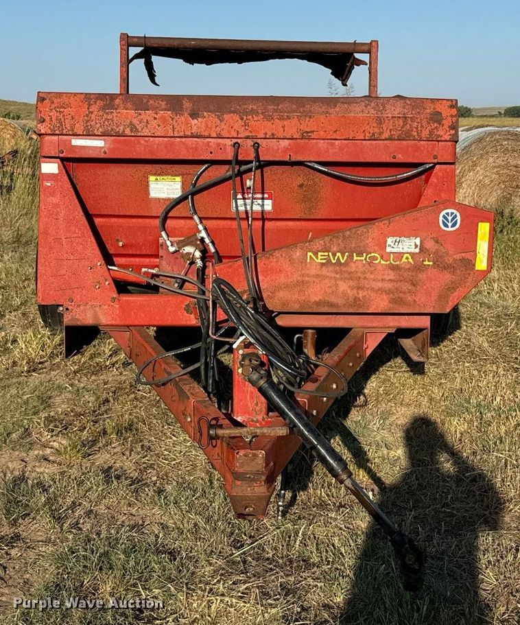 image for item DX3589 New Holland 195 manure spreader