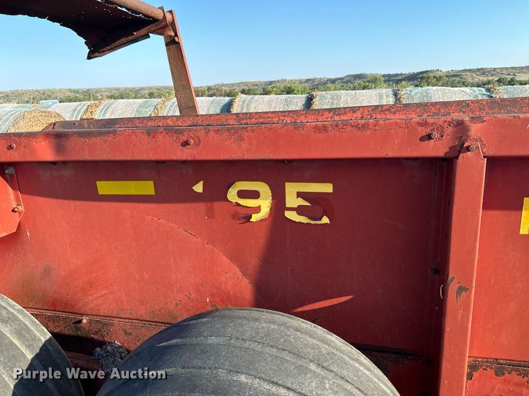 image for item DX3589 New Holland 195 manure spreader