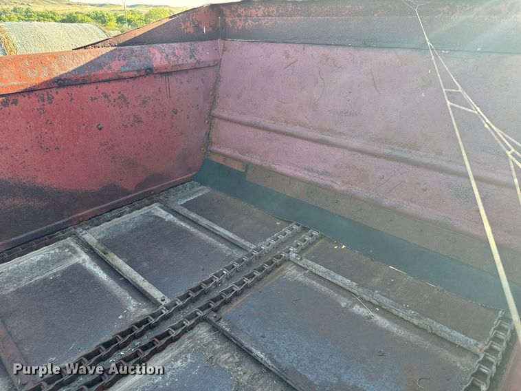 image for item DX3589 New Holland 195 manure spreader