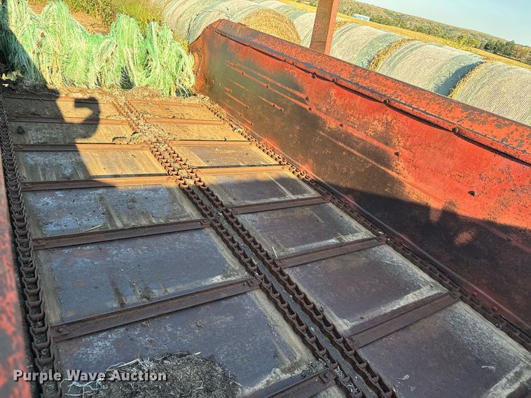 image for item DX3589 New Holland 195 manure spreader