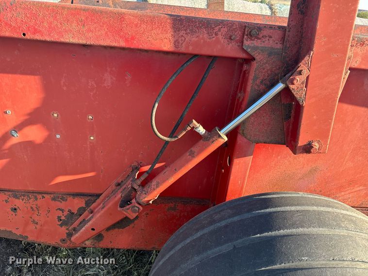 image for item DX3589 New Holland 195 manure spreader