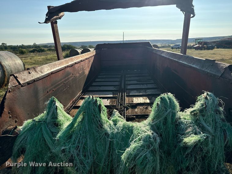 image for item DX3589 New Holland 195 manure spreader
