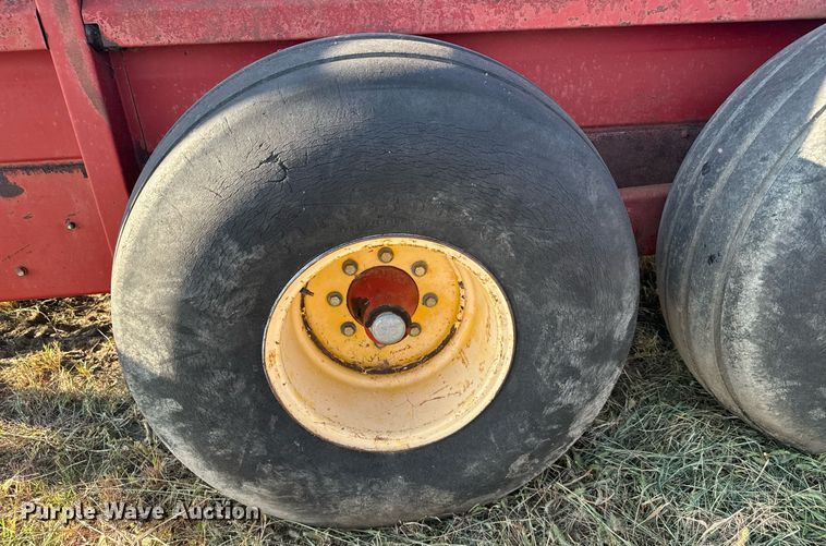 image for item DX3589 New Holland 195 manure spreader