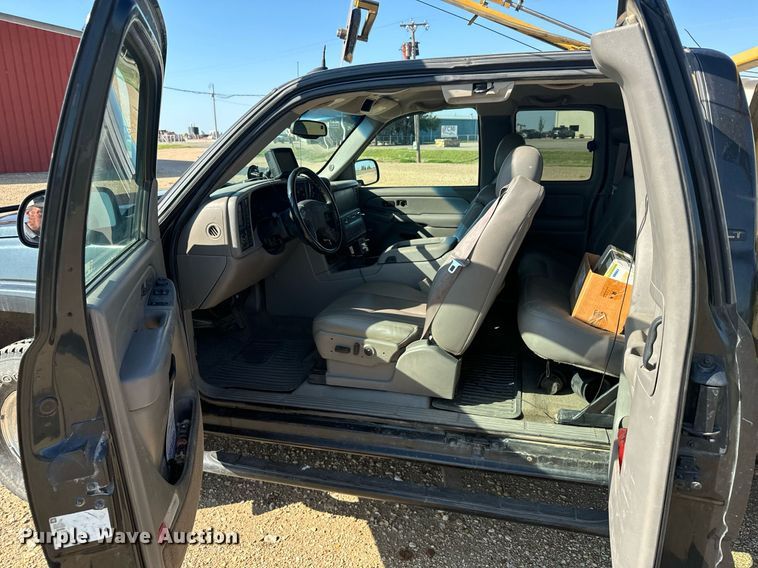 image for item DX3591 2004 Chevrolet Silverado 2500 LT Ext. Cab sprayer bed pickup truck