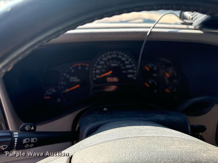 image for item DX3591 2004 Chevrolet Silverado 2500 LT Ext. Cab sprayer bed pickup truck