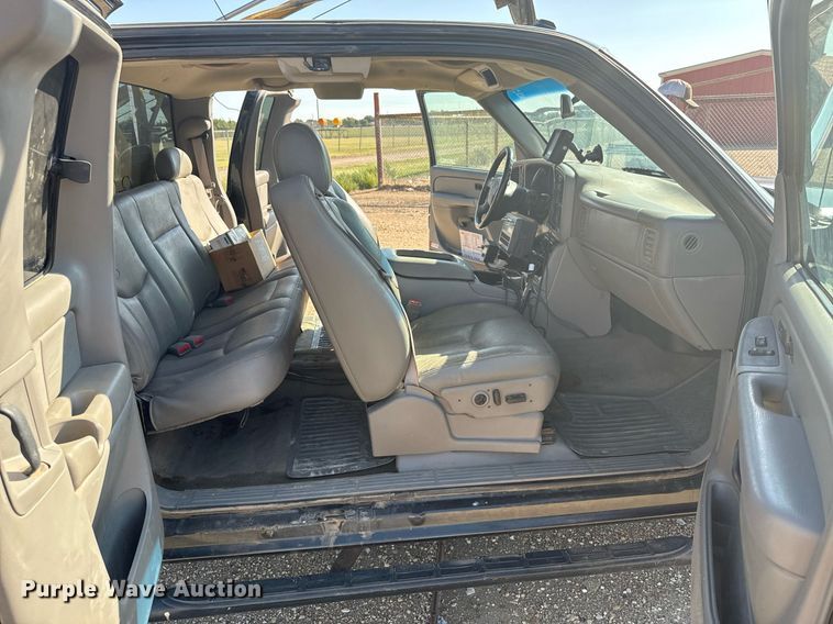 image for item DX3591 2004 Chevrolet Silverado 2500 LT Ext. Cab sprayer bed pickup truck