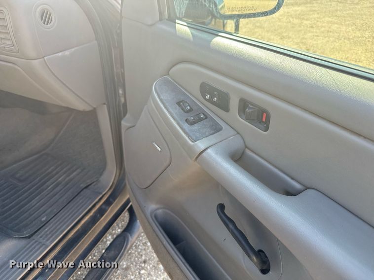 image for item DX3591 2004 Chevrolet Silverado 2500 LT Ext. Cab sprayer bed pickup truck