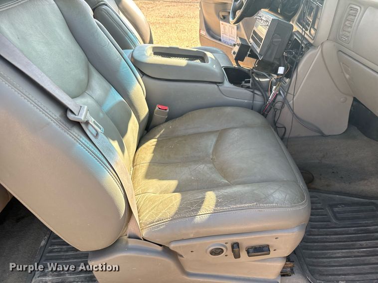 image for item DX3591 2004 Chevrolet Silverado 2500 LT Ext. Cab sprayer bed pickup truck