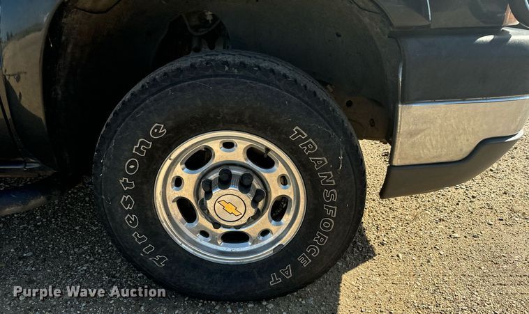 image for item DX3591 2004 Chevrolet Silverado 2500 LT Ext. Cab sprayer bed pickup truck