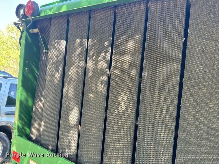 image for item EE7704 1996 John Deere  535 round baler