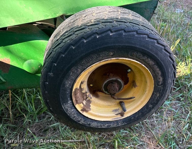 image for item EE7704 1996 John Deere  535 round baler