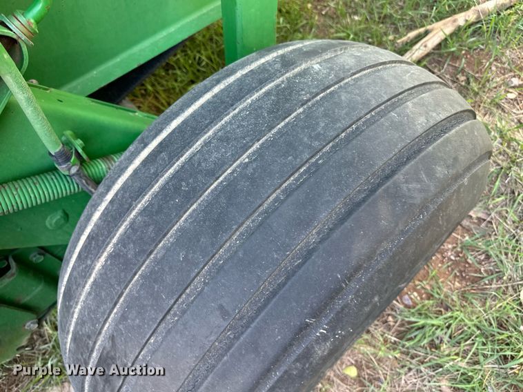 image for item EE7704 1996 John Deere  535 round baler